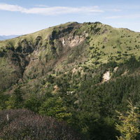 四阿山登山道から見る岩肌が露出した根子岳の断崖の写真