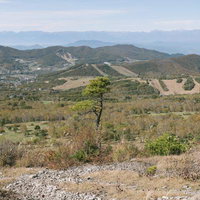 遠くの山々と秋の菅平高原を見下ろす四阿山麓の景観の写真