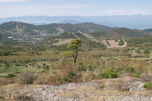 遠くの山々と秋の菅平高原を見下ろす四阿山麓の景観