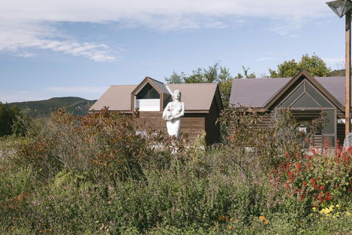 菅平ダボスバス停に立つ女神の彫像と四阿山の景観