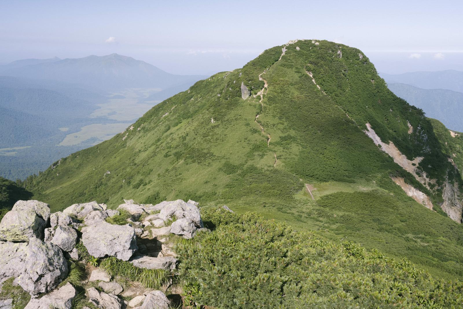燧ヶ岳の稜線と山頂への登山ルート