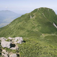 燧ヶ岳の登山道から見下ろす山頂への壮大な絶景ルートの写真