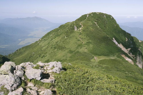 燧ヶ岳の登山道から見下ろす山頂への壮大な絶景ルート
