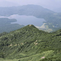 日本百名山・燧ヶ岳の稜線を越えた先に広がるミノブチ岳と尾瀬沼の写真