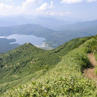 燧ヶ岳の登山道から見下ろす尾瀬沼と周囲の山々の絶景の写真