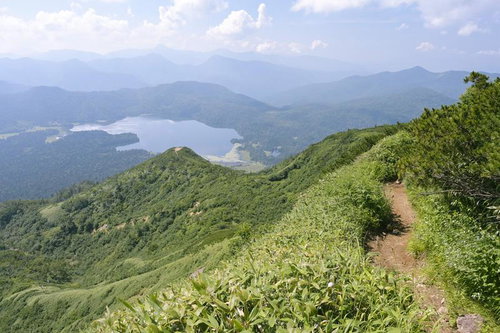 燧ヶ岳の登山道から見下ろす尾瀬沼と周囲の山々の絶景
