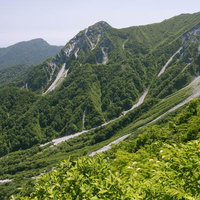 伯耆大山の別山から見える雄大な山々と岩肌が連なる稜線の写真