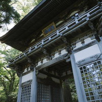 伯耆大山の麓に立つ重厚な木造の大山寺の山門の写真