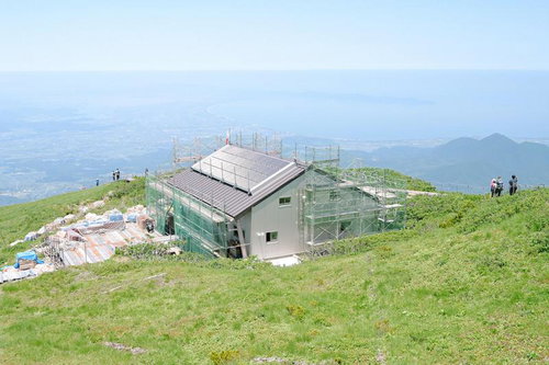 建設中の山小屋と広大な景色が広がる伯耆大山の山頂