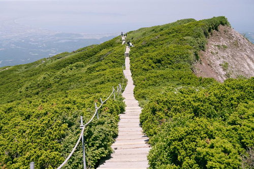 伯耆大山の尾根を横断する木道と広がる山々