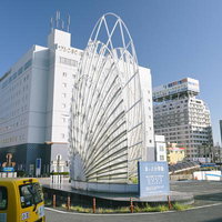 米子駅前の合掌像と伯耆大山を望む都会の景観の写真