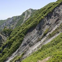 日本百名山・伯耆大山の断崖斜面と岩場の地質風景の写真
