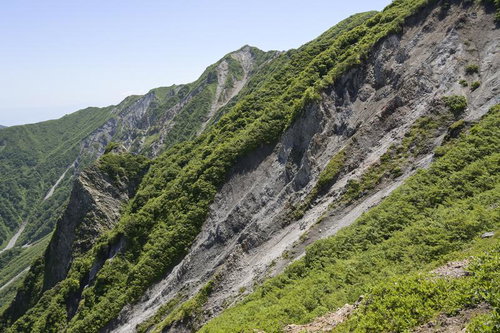 日本百名山・伯耆大山の断崖斜面と岩場の地質風景