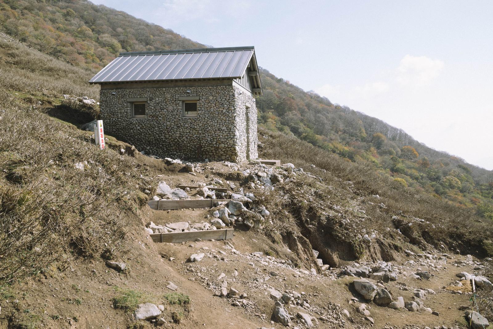 崩落が進む伊吹山の石造り避難小屋
