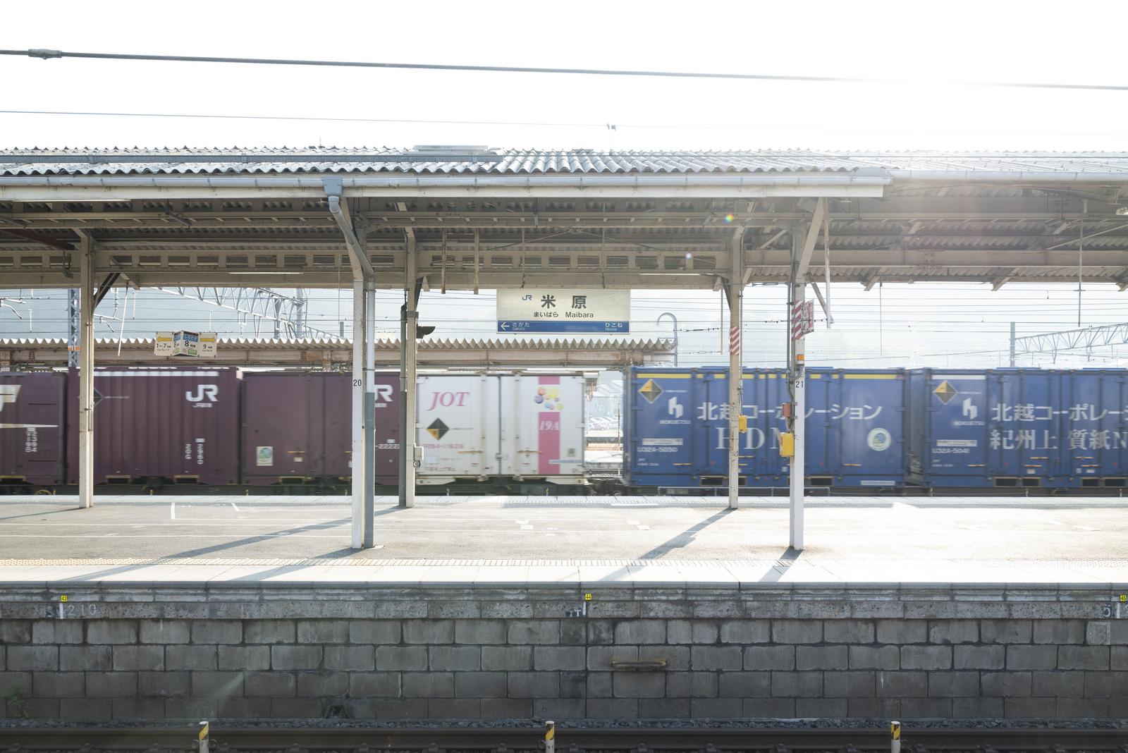 米原駅のホームに停車するJR貨物の列車とコンテナの風景写真
