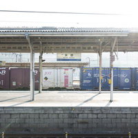 日本百名山・伊吹山の登山口近くにある米原駅で貨物列車が停車するホームの写真