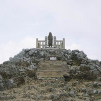 滋賀県伊吹山の山頂に鎮座する日本武尊を祀る石造の祠の写真