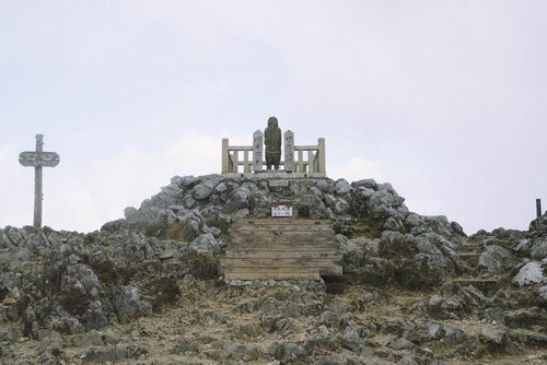 滋賀県伊吹山の山頂に鎮座する日本武尊を祀る石造の祠