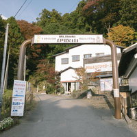 整備された伊吹山の登山口のゲートと案内看板の写真
