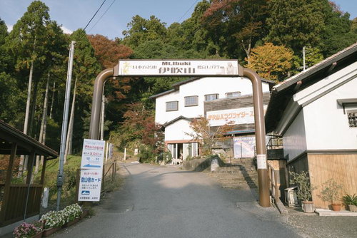 整備された伊吹山の登山口のゲートと案内看板
