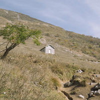 五合目から望む伊吹山、指導標が示す登山道の写真