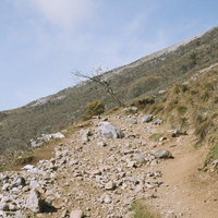 日本百名山・伊吹山の崩落が進む避難小屋の現状の写真