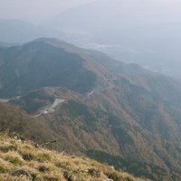 伊吹山の秋、草原に映える紅葉と送電塔の風景の写真