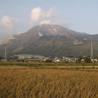 市街地と田園地帯から見上げる伊吹山の秋の風景の写真