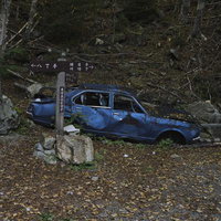金峰山・廻目平登山口の目印となっている青い廃車の写真