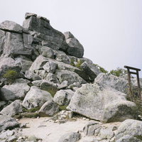 日本百名山・金峰山の聳える巨大な五丈岩と鳥居の写真