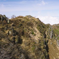 妙高山北峰方面を望む荒涼とした山岳の稜線風景の写真
