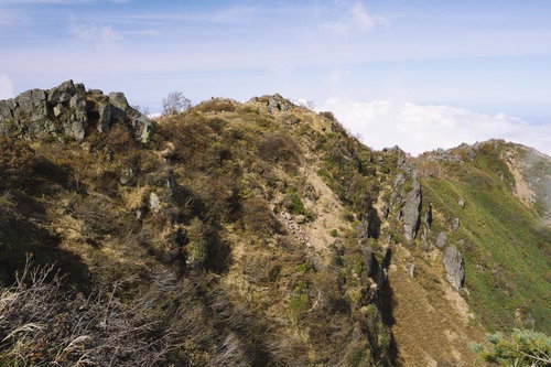 妙高山北峰方面を望む荒涼とした山岳の稜線風景