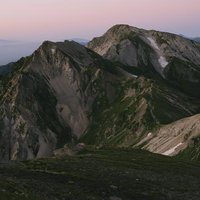 夜明けを待つ白馬杓子岳と白馬鑓ヶ岳の山並みの写真