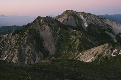 夜明けを待つ白馬杓子岳と白馬鑓ヶ岳の山並み