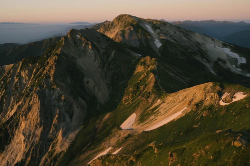 ご来光の光に染まる白馬杓子岳と白馬鑓ヶ岳