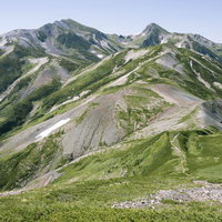 雪倉岳から見る白馬岳の稜線と登山道、北アルプスの夏山風景の写真
