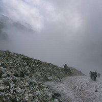 白馬岳の大雪渓でガスにまかれる登山者たちの写真