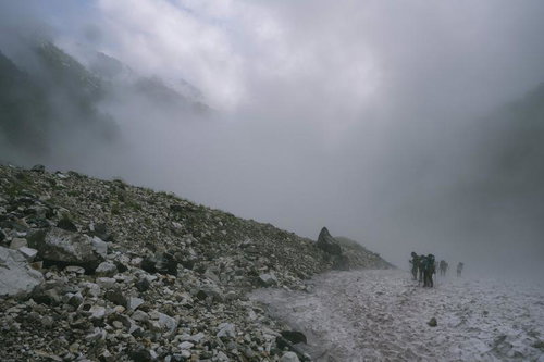 白馬岳の大雪渓でガスにまかれる登山者たち