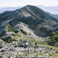 白馬岳の山並みを望む白砂の小蓮華山分岐点の写真