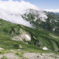 白馬旭岳から見る白馬鑓ヶ岳と残雪、奥に連なる山々の絶景の写真