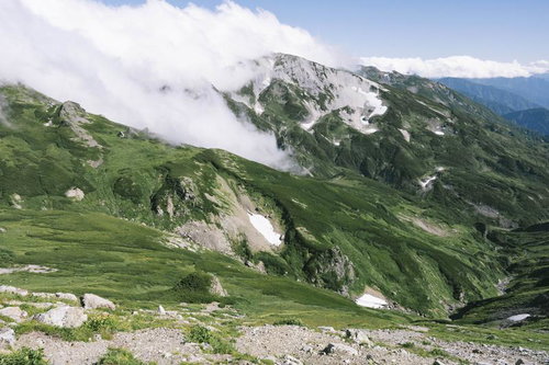 白馬旭岳から見る白馬鑓ヶ岳と残雪、奥に連なる山々の絶景
