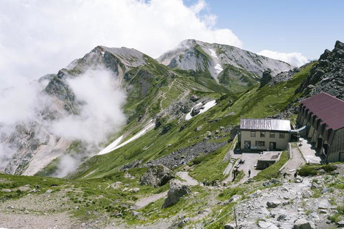 白馬岳頂上の山小屋と杓子岳、白馬槍ヶ岳の眺め