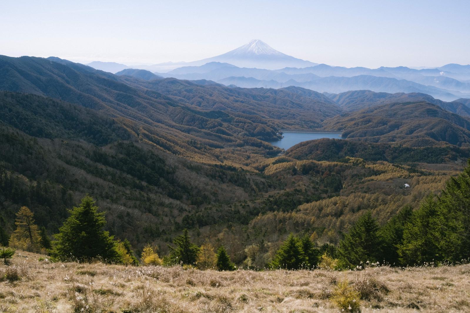 秋の大菩薩嶺から見た大菩薩湖と富士山の風景