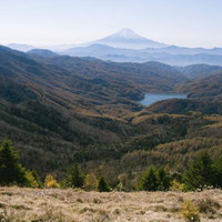 秋の大菩薩湖越しに見える富士山と日本百名山・大菩薩嶺の写真