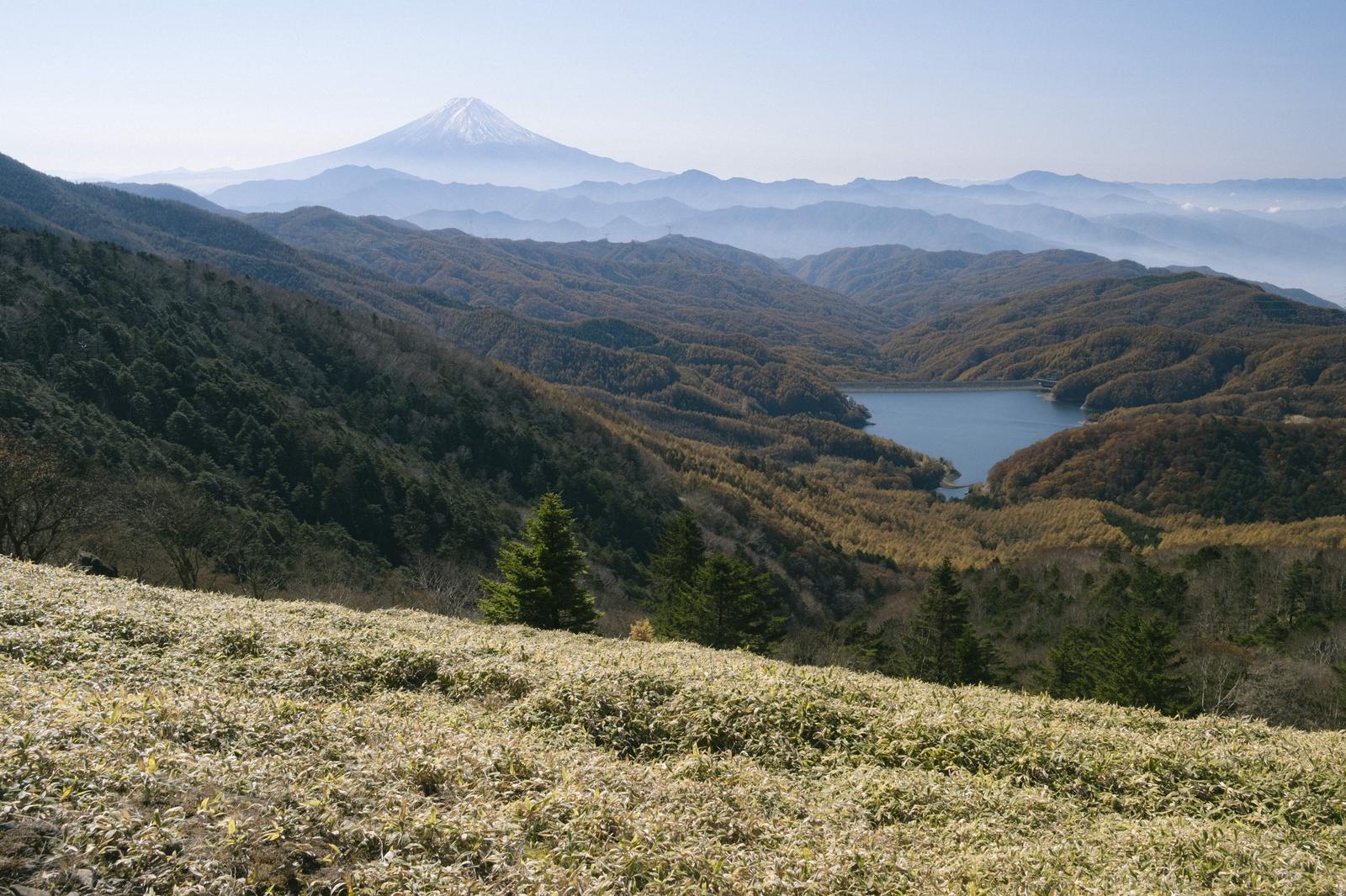 秋の大菩薩湖と富士山を望む山頂からのパノラマ風景
