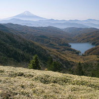 秋の大菩薩湖から眺める富士山と山々の展望の写真
