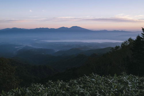 蓼科山と諏訪湖を望む大河原峠からの朝焼け