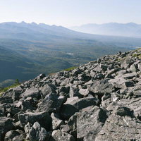 蓼科山の岩場から見る南八ヶ岳の山並み。日本百名山からの眺望の写真