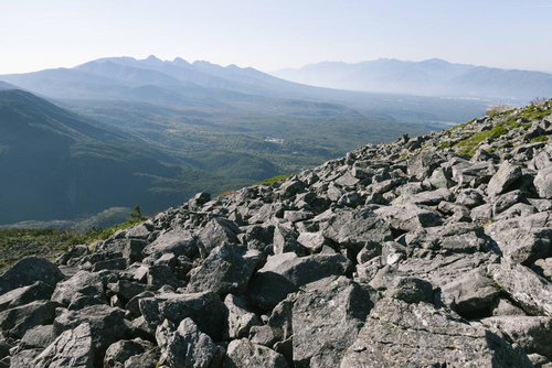 蓼科山の岩場から見る南八ヶ岳の山並み。日本百名山からの眺望