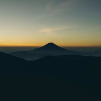 上河内岳山頂から見る夜明けの富士山のシルエットの写真